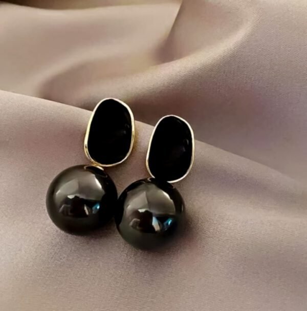 Pearl Drop Black Earing